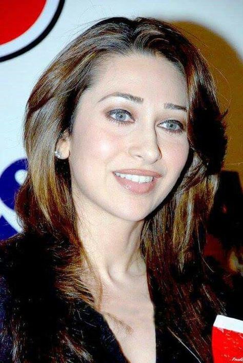 Karishma kappor Kareena Kapoor Hairstyles, Classic Posters, Karishma Kapoor, Old Film Stars, Bridal Couture Week, Karisma Kapoor, Indian Actors, Hindi Actress, Elegant Girl