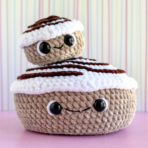 Crochet Cinnamon Roll, Cinnamon Roll Desserts, Fake Candy, Crochet Plushies, Crochet Animals Free Patterns, Crochet Food, Felt Projects, Cinnamon Roll, Felting Projects