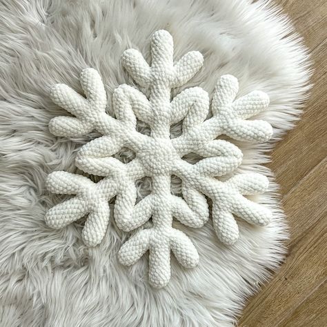 Snow Crochet Pillow, Snowflake Pillow Crochet, Crochet Snowflake Pillow Pattern, Snowflake Pillow Crochet Pattern Free, Christmas Pillows Crochet, Crochet Snowflake Pillow, Crochet Decorative Pillows, Crochet Seasonal, Snowflake Crochet