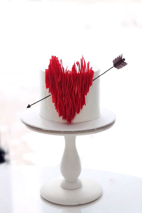 Cake торт сердце heart cake art cake trends Beautiful Cake Designs, Elegant Birthday Cakes, Simple Cake Designs, Valentine Desserts, Valentines Day Cakes, Creative Birthday Cakes, Valentine Cake, Easy Cake Decorating, Cake Decorating Designs