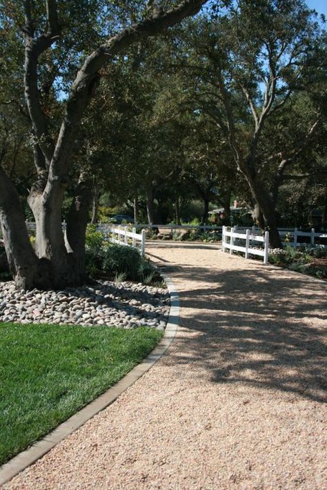 I love this drive way. Ours is 5 times as long but wow it would look spectacular. Gravel Driveway Landscaping, Pebble Driveway, Driveway Edging, Circle Driveway, Driveway Entrance Landscaping, Stone Driveway, Gravel Driveway, Driveway Entrance, White Fence