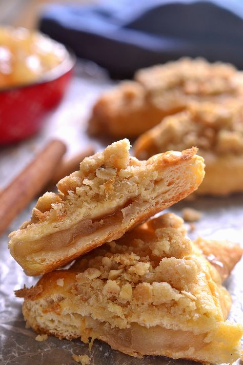 Apple Pie Crescent Rolls - all the flavors of apple pie, without all the work! Apple Pie Pillsbury, Portable Restaurant, Apple Pie Crescent Rolls, Crescent Roll Apple Pie, Apple Enchiladas, Apple Crescent Rolls, Apple Pie Crescents, Easy Apple Recipes, Using Crescent Rolls