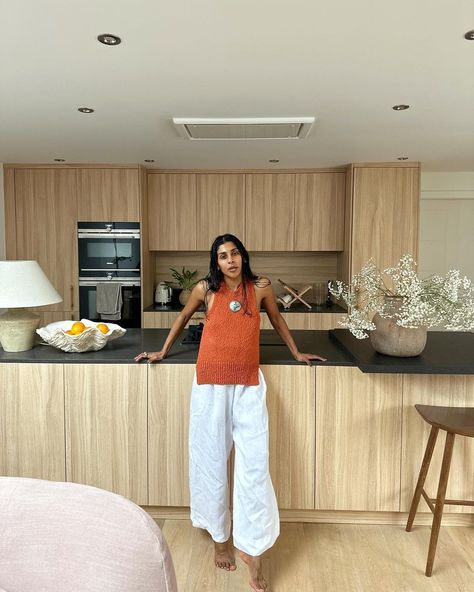 Photo shared by Monikh on March 22, 2023 tagging @bohemegoods, and @whowhatwear.uk. Linen Skirt Outfit, Cos Shorts, Column Skirt, Elegant Skirt, The White Company, Fashion People, Skirt Outfit, Linen Skirt, Gathered Skirt