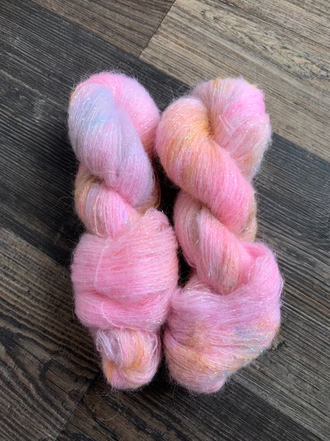 50% Kid Mohair 38% Acrylic 12 % Lurex 50 G 400 Mtrs. Folk Knitting, Yarn Aesthetic, Loom Knitting Tutorial, Kawaii Sweater, Artisan Yarn, Pyjama Party, Knitwear Inspiration, Ombre Yarn, Hand Painted Yarn