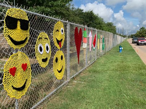 Crochet Emojis, Fence Weaving, Kindergarten Design, School Murals, Fence Art, Outdoor Diy Projects, Chain Link Fence, Collaborative Art, Smiley Faces