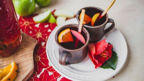 This traditional Mexican fruit punch is a deep pink thanks to hibiscus petals; golden rum adds an extra kick for the holidays! Red Pork Tamales Recipe, Holiday Roast Beef, Mexican Christmas Food, Tamales Recipe Pork, Homemade Tamales, Tamale Recipe, Christmas Dinner Menu, Christmas Punch, Mexican Christmas