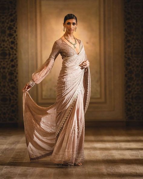 Most Comfortable And Stylish Bridal Outfits For A Winter Wedding, Get An Ultimate Princess Like Feeling! Indian Royal Look In Saree, Tarun Tahiliani Saree, Bride Indian, Indian Wedding Gowns, Designer Sarees Wedding, Chikankari Embroidery, Indian Fashion Trends, Wedding Sari, Silver Jubilee