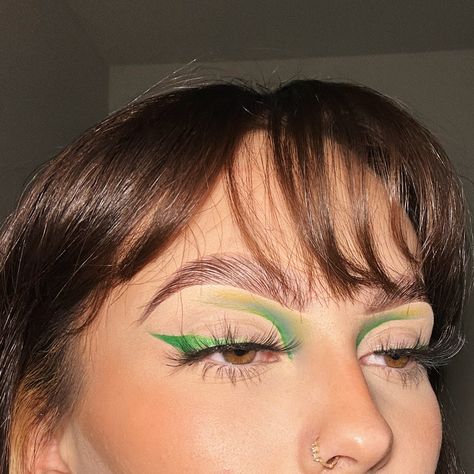 Black Green Eye Makeup, Green Contour Make Up, Earth Color Makeup, Green Makeup For Hooded Eyes, Green Makeup Eyeliner, Green And Orange Eye Makeup, Green White Makeup, Green Eyeliner Makeup Looks, Green And Brown Makeup Looks