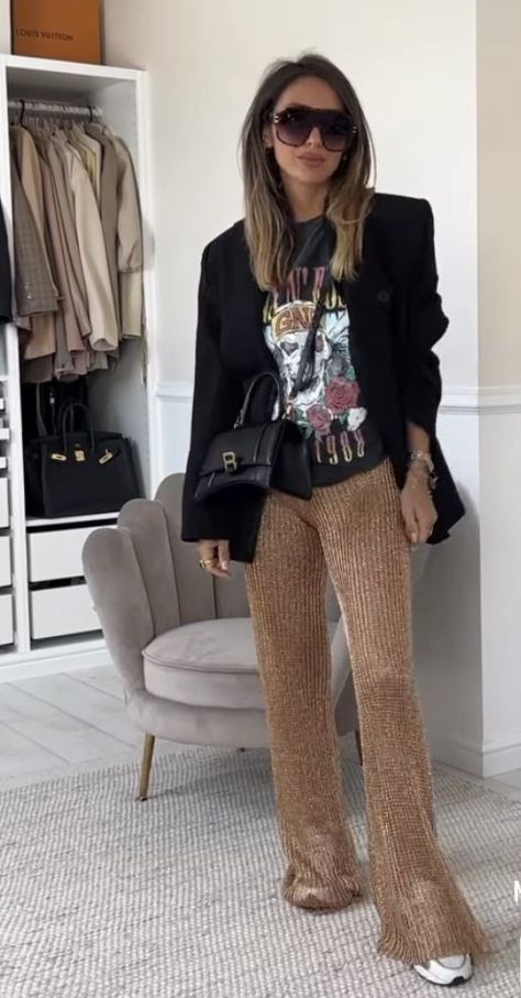 Boho Night Out Outfit Winter, Sparkle Pants Outfit Casual, Sequin Pants Street Style, Sequin Trousers Street Style, Sequin Pants Casual Outfit, Sequin Trousers Outfits Casual, Casual New Years Outfit Jeans, What To Wear To An Art Show Outfit, Sequined Pants Outfit