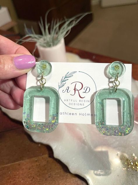 Earrings Handmade Resin, Cute Resin Earring Ideas, Handmade Resin Earrings, Uv Jewelry, Resin Earrings Ideas, Resin Earrings Diy, Diy Resin Earrings, Diy Resin Keychain, Epoxy Jewelry