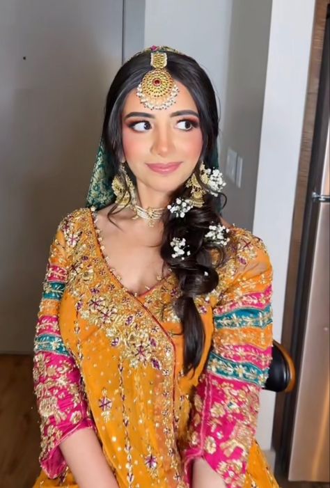 Pakistani Mehendi Look, Mayoun Makeup Look, Mendhi Makeup Look, Holud Hairstyles, Mehndi Brides Pakistani, Mehndi Outfits For Bride, Mehndi Bridal Makeup, Mehndi Bridal Outfit, Mehendi Looks For Bride