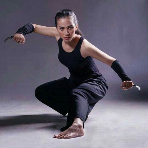 Fantasy Pose, Combat Poses, Female Action Poses, Dance Pose, Action Pose Reference, Pencak Silat, Martial Arts Women, Anatomy Poses, Female Pose Reference