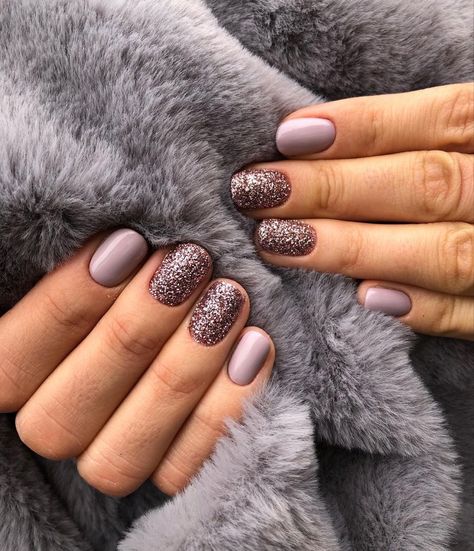 Glitter Nails Inspo Short, Short Nails Glitter Design, Cute Short Sparkly Nails, September Nails Glitter, Full Set Gel Nails Short, Gel Dip Nails Designs Fall, Cute Rounded Nails, Rounded Biab Nails, September Gel Nails Designs