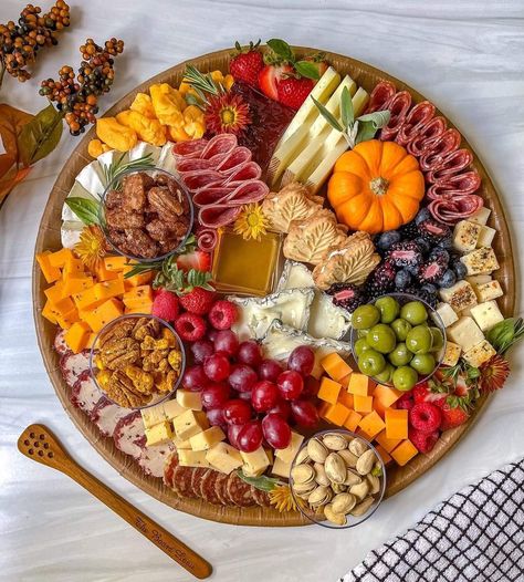 Courtesy of https://www.theboardloon.com/ November Charcuterie Board, Fall Themed Charcuterie Board, Thanksgiving Snacks Appetizers, Thanksgiving Cheese Board, Charcuterie Board Thanksgiving, Charcuterie Board Fall, Thanksgiving Charcuterie Board Ideas, Graze Board, Thanksgiving Charcuterie Board