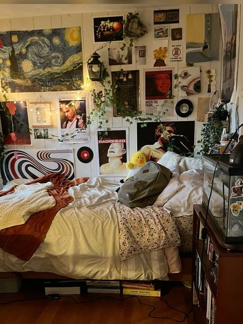 That’s So Raven Bedroom, Maximalism Small Bedroom, Grunge Messy Room, Small Room Ideas Maximalist, Vintage Retro Room Ideas, Aesthetic Cluttered Bedroom, Maximalist Bedroom Apartment, House Decor Maximalism, Arty Rooms Aesthetic