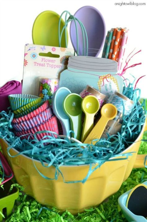 8 Lovely Easter Basket Ideas for Kids and Adults - DIY Land Easter Basket Alternatives, Homemade Easter Baskets, Easter Basket Themes, Creative Easter Baskets, Yellow Basket, Raffle Basket, Presente Diy, Raffle Baskets, Easter Basket Ideas