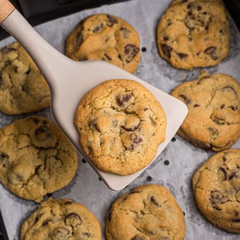 Air Fryer Chocolate Chip Cookies Air Fryer Chocolate Chip Cookies, Pillsbury Chocolate Chip Cookies, Frying Recipes, Make Chocolate Chip Cookies, Chocolate Chip Cookies Ingredients, Frozen Cookies, Best Air Fryers, Chocolate Chip Cookie Recipe, Best Chocolate Chip Cookie