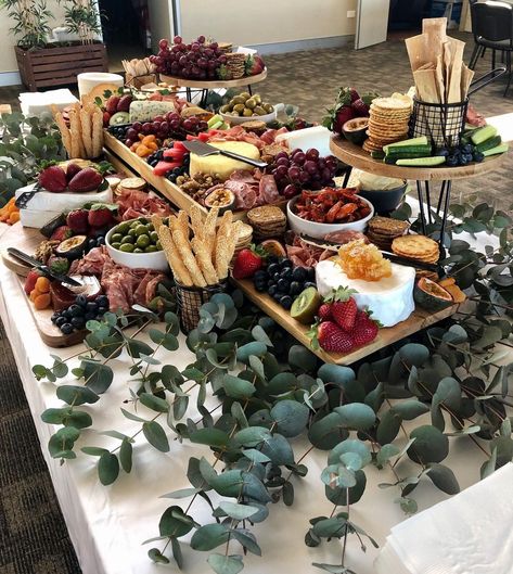 Deco Champetre, Buffet Decor, Party Food Buffet, Charcuterie Inspiration, Grazing Table, Charcuterie Platter, Party Food Platters, Wedding Buffet, Charcuterie And Cheese Board