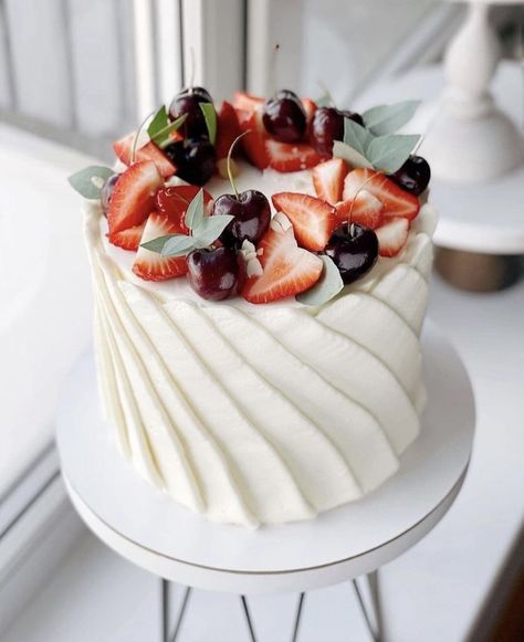 Fresh Fruit Cake Decoration Ideas, Fresh Fruit Cake Decoration, Fruit Cake Decoration Ideas, Flowers On A Cake, Fruit Cake Decoration, Cake Decoration Ideas, Cake Photoshoot, Fresh Fruit Cake, 80 Birthday Cake