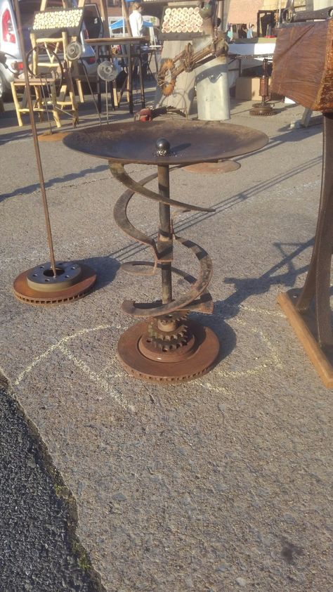 Birdbath Ideas, Scrap Sculpture, Recycled Yard Art, Rusty Metal Garden Art, Welded Metal Projects, Recycled Garden Art, Diy Bird Bath, Metal Gates, Diy Outdoor Furniture Plans