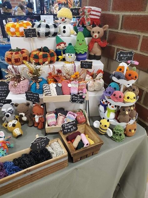 Market Displays Table Ideas, Crochet For Market Stall, Vendor Booth Display Ideas Crochet, Simple Cute Crochet Ideas Easy, Crochet Craft Table Display, Crochet Vendor Display Ideas, Crochet Stall Display Ideas, Crafts To Sell At Craft Fair, Market Setup Ideas