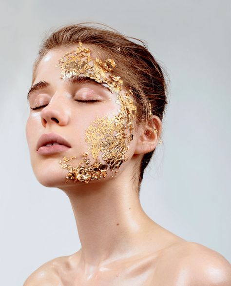 Skincare Wallpaper, Lifestyle Wallpaper, Golden Skin, Skincare Lifestyle, Photography Set Up, Scale Skin, Gold Skin, Facial Treatments, Gold Mask