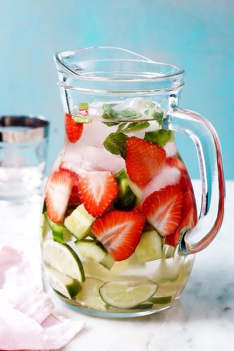 Jazz up your daily hydration with this thirst-quenching cucumber strawberry detox water. Strawberry Detox Water, 69th Birthday, Cucumber Detox Water, Law Carb, Anti Inflamatory, Lemon Diet, Full Body Detox, Cucumber Water, Natural Detox Drinks