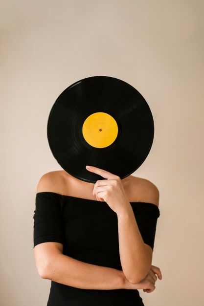 Young woman holding vinyl record over her face Free Photo Stylish Beards, Music Photoshoot, Creative Photography Techniques, Foto Poses, Vinyl Music, Poses References, Creative Portraits, Photography Projects, Music Photography