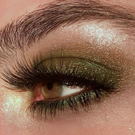 Green Eyeshadow Look, Silver Eye Makeup, Green Eyes Makeup, Matte Eyeshadow Palette, Green Makeup, Green Eye, Makeup Eyes, Nails Glitter, Matte Eyeshadow