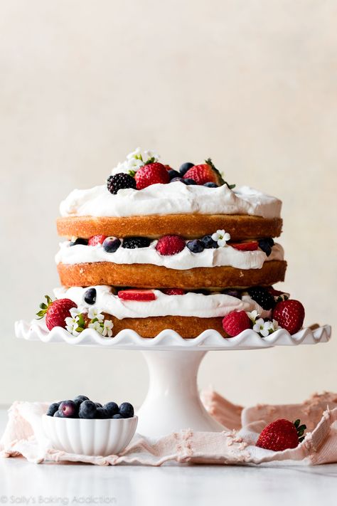 Fruit Cake Decoration Birthday, Fruity Cake Recipes, Vanilla Layered Cake, Berry Cream Cake, Fresh Berries Cake, Berry Cake Recipe, Fresh Cream Cake, Bolo Fit, White Cake Recipe