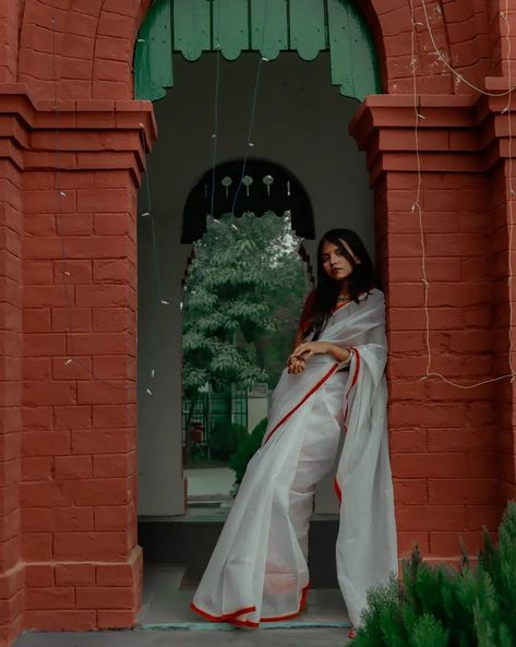 Saree Photoshoot On Stairs, Saree Posing Ideas, Saree Poses In Temple, Saree Poses In Home, Traditional Dresses Photoshoot Poses, Simple Saree Poses At Home, Saree Photography Poses, Bold Saree Photoshoot, Saree Poses Photoshoot Ideas At Home