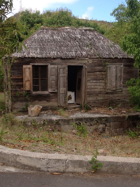 Chattel house Near Montplier Chattel House, Indigenous Architecture, Nevis West Indies, Jamaica History, Caribbean Music, African People, Caribbean Travel, West Indies, Travel Collection