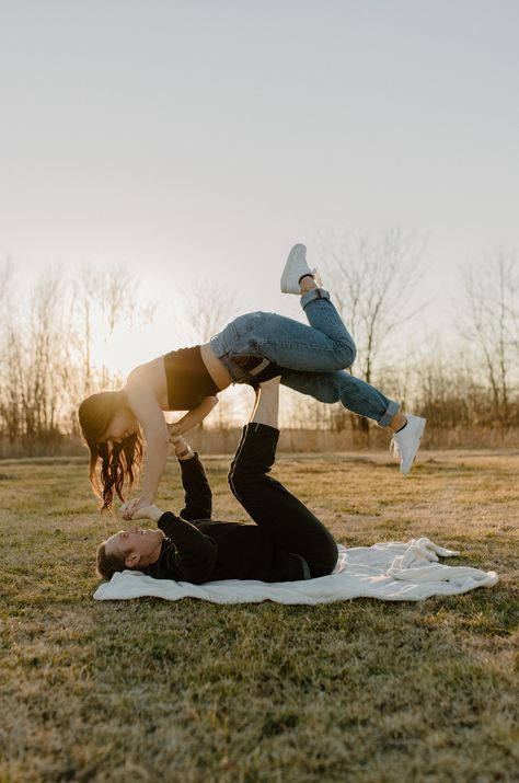 Tripod Couple Pictures, Couples Photoshoot With Blanket, Fun Couple Poses Funny, Couple Blanket Pictures, Blanket Pictures Photo Ideas, Sitting Down Couple Poses, Teen Couple Photoshooting Ideas, Blanket Photoshoot Ideas, Simple Couple Poses Casual