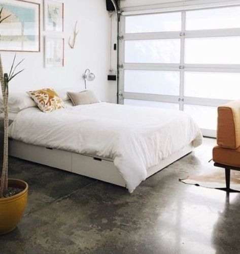 Polish Concrete Floors Living Room, Concrete Bedroom Floor Ideas, Master Bedrooms Concrete Floor, Cement Floor Apartment, Concrete Bedroom Floor, Cement Floor Bedroom, Concrete Floor Cabin, Concrete Floors Bedroom, White Concrete Floors