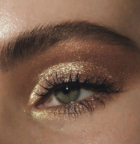 Golden Eyeshadow, Prom Eye Makeup, Eye Makeup Pictures, Smink Inspiration, Gold Makeup, Makeup Eye Looks, Eye Makeup Art, Makeup Pictures, Glitter Makeup