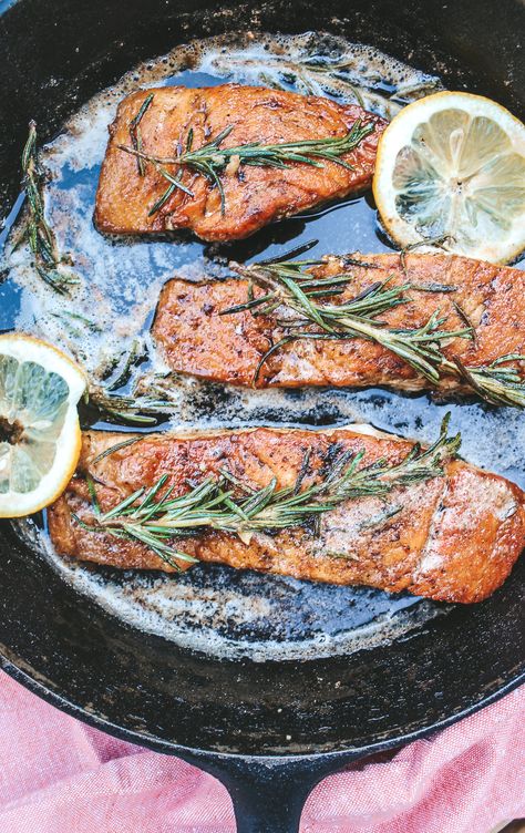 Rosemary Dishes, Lemon Rosemary Salmon, Rosemary Salmon, Salmon Recipes Pan Seared, South Beach Diet Recipes, Delicious Salmon Recipes, Rosemary Recipes, Seared Fish, Pan Fried Salmon