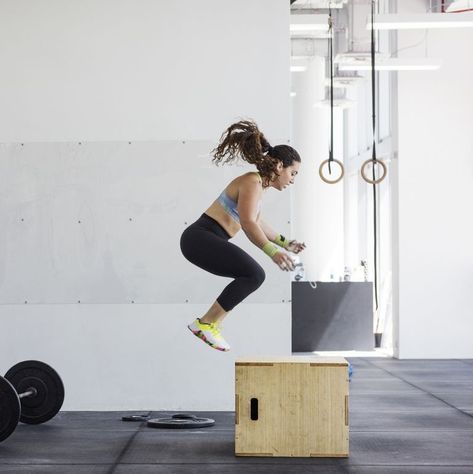 Instructor photographing athlete exercising on jump box in crossfit gym Box Jumps Benefits, Pt Photoshoot, Fotografia Crossfit, Josie Hamming Crossfit, Female Crossfit Athletes, Crossfit Chicks, Anaerobic Exercise, Steady State Cardio, Crossfit Box