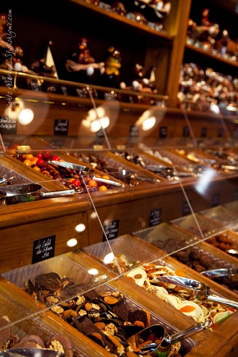 Chocolate Stores, Paris Shopping, Outdoor Market, Chocolate Shop, Pastry Shop, Candy Store, Love Chocolate, Breakfast For Kids, Lovely Shop