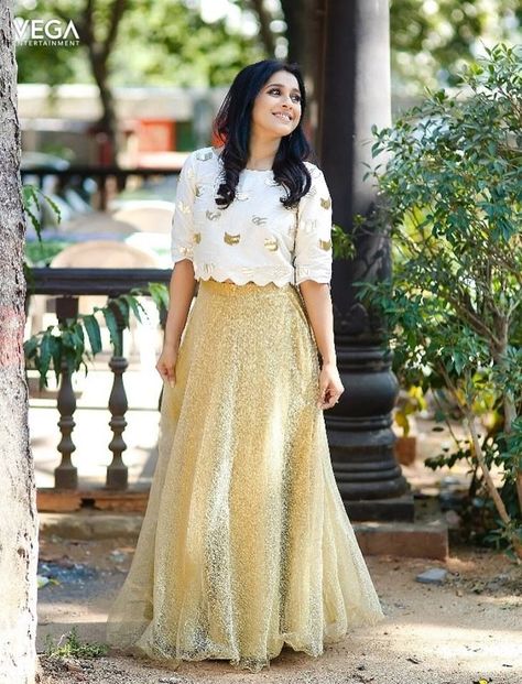 Dreeesss Akanksha Singh, Golden Skirt, डिजाइनर कपड़े, Choli Dress, Stitched Saree, Gown Party Wear, Lehnga Dress, Long Skirt Outfits, Gaun Fashion