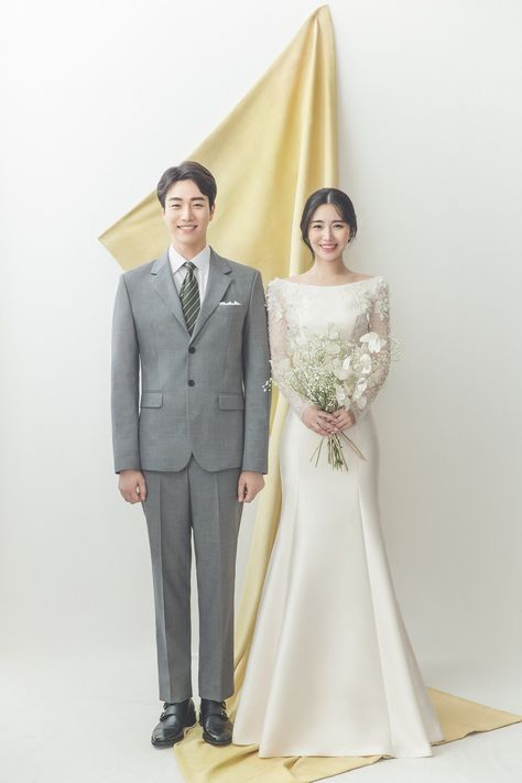 KOREAN WEDDING C-025 REYOO STUDIO : korea wedding pledge Korean Celebrity Wedding, Simple Korean Wedding, Wedding Korea Style, Korean Wedding Nails, Korean Wedding Dress Elegant, Prewed Korean Style, Prewedding Korean Style, Korean Dress Wedding, Korean Bride Dress