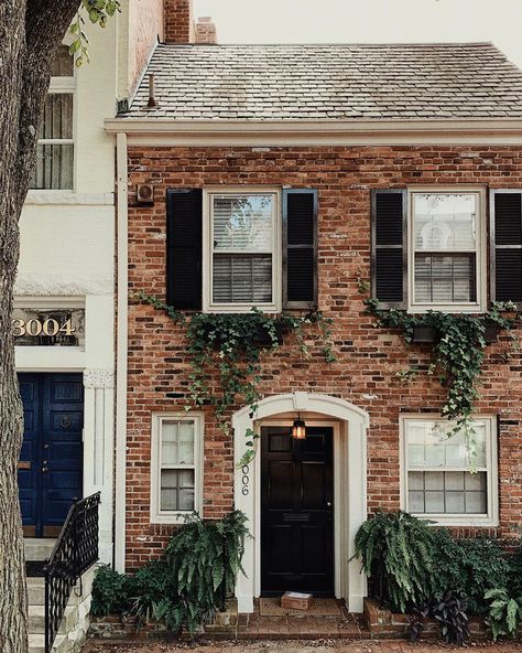 British Townhouse, Townhome Design, Urban Houses, Mil Suite, House Fever, Georgetown Dc, Townhouse Exterior, England Aesthetic, Window Box Flowers