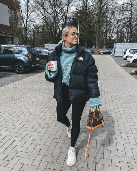 All Posts • Instagram Ny Winter Outfits Cold Weather, Big Puffer Jacket Outfit, Ny Winter Outfits, Europe Winter Outfits, Winter Sports Outfit, Outfits Cold Weather, Cold Weather Outfits Winter, Nyc Winter Outfits, Puffer Jacket Outfit