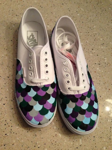 Hand Painted Shoes Diy, Painted Keds, Painted Shoes Diy Easy, Converse Shoes Custom, Sharpie Shoes, Painted Shoes Diy, Shoes Disney, Painted Canvas Shoes, Disney Toms