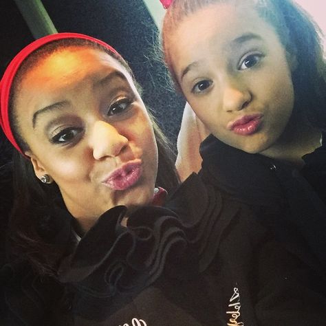 Nia And Kenzie, Dance Moms Season 5, Nia Frazier, Nia Sioux, Piggy Back Ride, Kenzie Ziegler, Mackenzie Ziegler, Sister Friends, Best Tv Shows