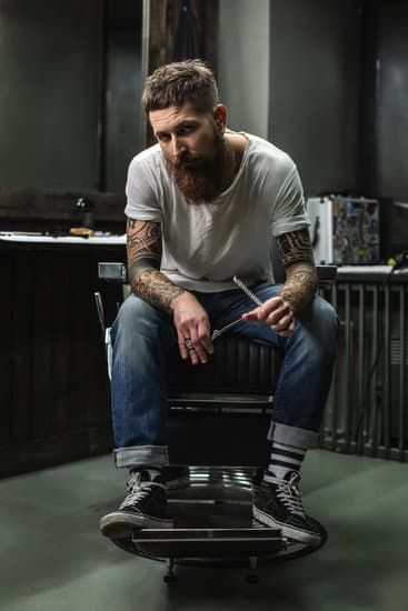 Concentrated Barber - Photos by Canva Barber Photoshoot, Barber Photo, Barber Pictures, Barber Shop Pictures, Dollars Money Wallpaper, Professional Beard, Fendi Shop, Barber Tattoo, Beard Barber