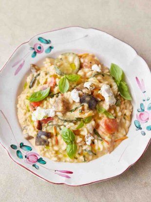 Rogue ratatouille risotto | Jamie Oliver recipes Jamie Oliver 5 Ingredients, Tesco Real Food, Risotto Recipe, Diner Recept, Jamie Oliver Recipes, Midweek Meals, Risotto Recipes, Chicken Pasta Recipes, Easy Family Meals