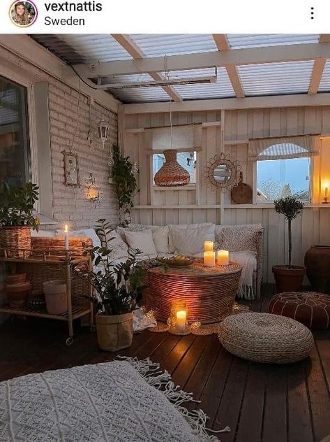 Cottage Core Porch Ideas, Bohemian Front Porch, Enclosed Outdoor Rooms, Sunroom Decorating Ideas Bohemian, Small Screened In Porch Decorating Ideas, Bohemian Basement, Cozy Sunroom Decorating Ideas, Small Sunroom Ideas, Outdoor Screen Room