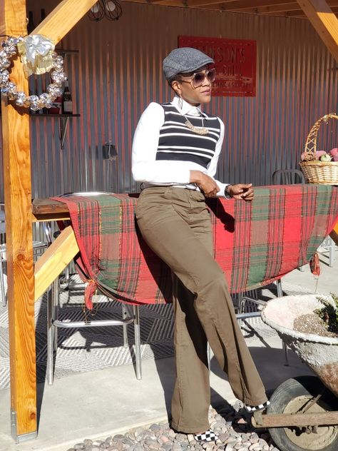 Hunter Green Shoes Outfit, Black White Khaki Outfit, Flat Cap Women Outfits, Tweed Pants Outfit, Worksuit Ideas, Flat Cap Outfit, Sabra Johnson, Cap Women Outfit, Flared Jeans Outfit Fall