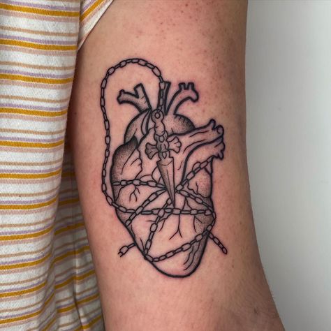 Tattoo by @harakirink on instagram Punk Tattoo Ideas, Hunter X Hunter Kurapika, Hunter Tattoo, Astronaut Tattoo, Punk Tattoo, Basic Tattoos, Chain Tattoo, Sick Tattoo, Heart Tattoos