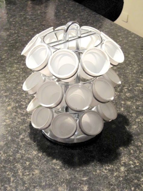 Sew Many Ways...: Recycled Keurig K-cups and Holder... So smart! And if you use the hot chocolate ones, they don't even have a filter in there. K Cup Storage, K Cup Holders, Jewerly Organizer, Coffee Pod Holder, Keurig K Cup, Sewing Supplies Storage, Make Up Organiser, Bead Storage, Craft Room Design